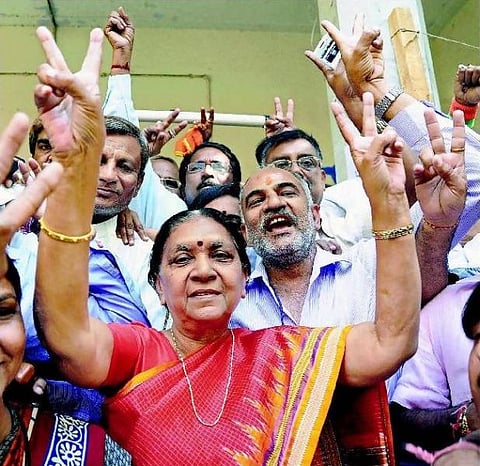 ஆனந்திபென் பட்டேல்: ஆசிரியர் பணியில் இருந்து முதல்வர் பதவிக்கு