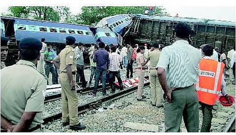 உ.பி.யில் சரக்கு ரயிலுடன் கோரக்தாம் எக்ஸ்பிரஸ் மோதி 40 பேர் பலி?