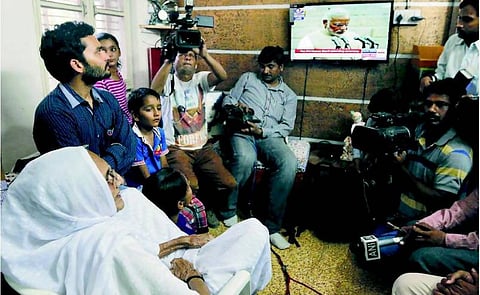 மோடியின் தாயார் ஆனந்தக் கண்ணீர்; மனைவி நெகிழ்ச்சி