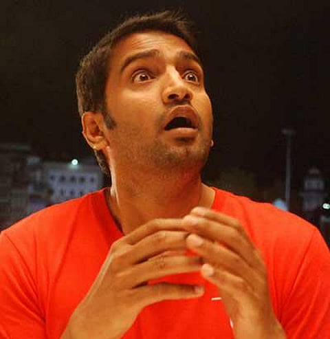 நடிகர் சந்தானம் மீதான புகார்: கமிஷனருடன் பாக்யராஜ் சந்திப்பு