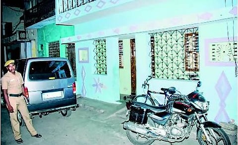 கரகாட்ட பெண் கலைஞர் ஆந்திராவுக்கு தப்பி ஓட்டம்: பறிமுதல் செய்யப்பட்ட ரூ.4 கோடி, 73 பவுன் நீதிமன்றத்தில் ஒப்படைப்பு