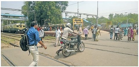 ஆவடி ரயில் நிலையத்தில் சுரங்கப்பாதை அமைக்க நடவடிக்கை எடுக்க வேண்டும்- பயணிகள், பொதுமக்கள் எதிர்பார்ப்பு