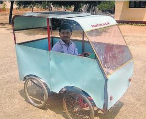 சூரியசக்தியில் இயங்கும் மாற்றுத்திறனாளிக்கான ஸ்மார்ட் வாகனம்: பி.எஸ்.ஆர். பொறியியல் கல்லூரி மாணவர்கள் கண்டுபிடிப்பு