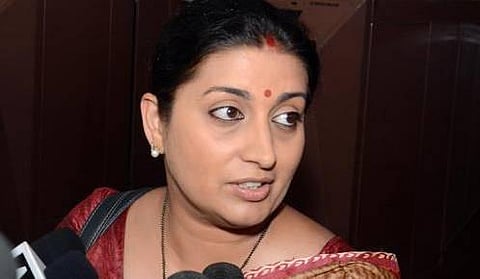 கல்வித் தகுதி குறித்த தகவலை வெளியிட்ட அதிகாரிகளுக்கு மீண்டும் வேலை: ஸ்மிருதி இராணி நடவடிக்கை