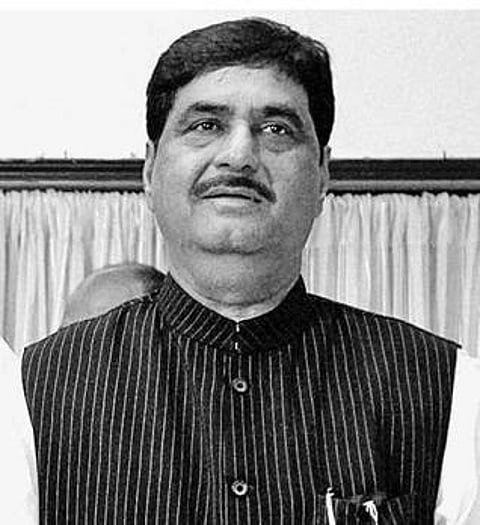 கல்லூரி தொடங்கும் முன்பே பட்டம் பெற்றாரா?: கோபிநாத் முண்டேவின் கல்வித் தகுதி பற்றி காங். கேள்வி