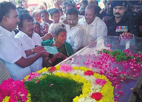 மணிப்பூரில் தீவிரவாதிகளால் சுடப்பட்ட கோவை ராணுவ வீரர் உடலுக்கு அஞ்சலி: தமிழக அரசு ரூ.10 லட்சம் உதவி