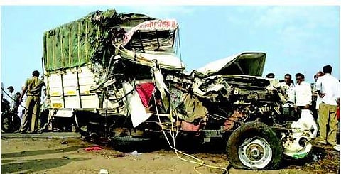 குல்பர்காவில் வேன்- பஸ் மோதல்: ஒரே குடும்பத்தில் 15 பேர் பலி; நேர்த்திக்கடன் செலுத்தச் சென்றபோது சோகம்