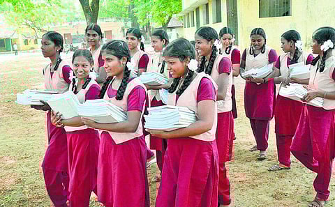 ஒரு கோடி மாணவ-மாணவிகளுக்கு இலவச பாடப்புத்தகம்- பள்ளி திறந்த முதல்நாள் அன்றே வழங்கப்பட்டது