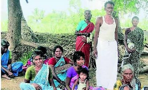 வருமானமில்லாத இளைஞர்களை வளைக்கும் இடைத்தரகர்கள்: செம்மரக் கடத்தலில் ‘பலிகடா’ ஆக்கப்படும் கொடுமை