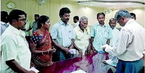 ஆப்கன் தீவிரவாதிகளால் கடத்தப்பட்ட பாதிரியாரின் குடும்பத்தினர் ஆட்சியரிடம் மனு: விரைவில் மீட்க வலியுறுத்தல்