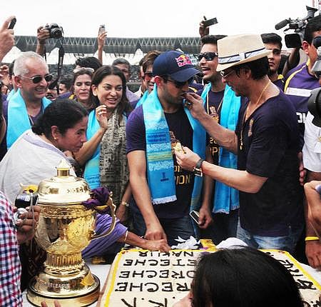 ஐபிஎல் கொண்டாட்டங்களுக்குப் பிறகு கவுதம புத்தர் நூல்களை வாசிக்கும் ஷாரூக் கான்