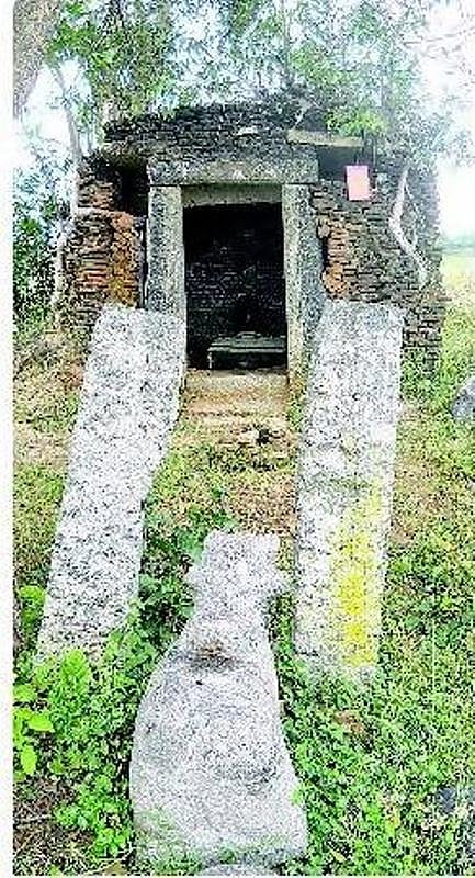 சிதறிக் கிடக்கும் கல்வெட்டுகளுக்கு மத்தியில் சிவபெருமான்