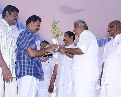 முதல்வரைத் தாக்கிய வழக்கில் குற்றம்சாட்டப்பட்ட இருவருக்கு முதல்வரே விருது