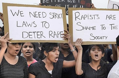 உ.பி.யில் மீண்டும் ஒரு பலாத்கார சம்பவம்: 6 காவலர்கள் இடைநீக்கம்