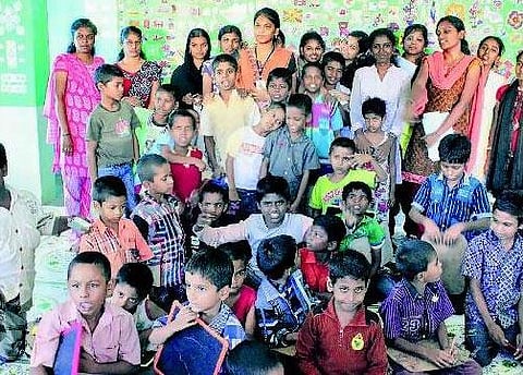 ஆதரவற்றோருக்கு அன்னையாவோம்.. ஆதரவற்றோரை அரவணைப்போம்.. : ‘படிக்கட்டுகள்’ இளைஞர்களின் பாராட்டும் சேவை