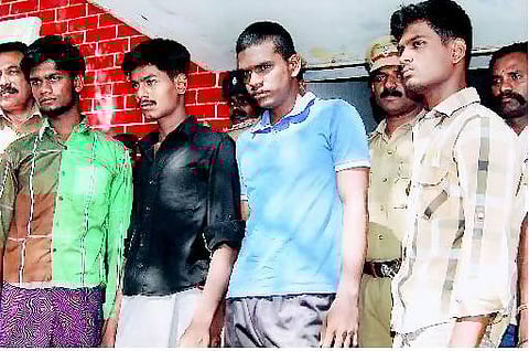 அதிமுக எம்எல்ஏவை வெட்டிய 4 பேர் கைது; 2 பேர் தலைமறைவு - மானாமதுரையில் பதற்றம்: போலீஸ் குவிப்பு