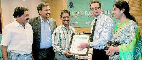 ஆஸ்பத்திரி வார்டு பாயாக சேர்ந்து அறுவை சிகிச்சை நிபுணராக உயர்ந்தவர்: 2600 பேரின் விழிக்கு ஒளி தந்தார்