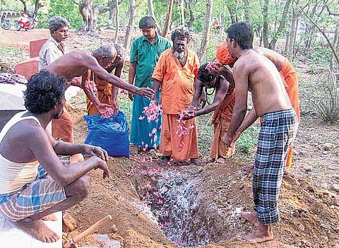 முக்தியடைந்த ஆதரவற்றோரை நல்லடக்கம் செய்யும் சாதுக்கள்- இறைவனுக்கு செய்யும் தொண்டு என பெருமிதம்