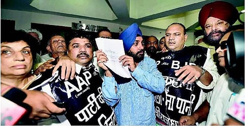 மின் தடை, தண்ணீர் பிரச்சினை: காங்கிரஸார் போராட்டம் - டெல்லி தலைமை செயலாளர் அலுவலகம் முற்றுகை