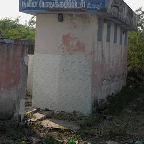 பாதுகாப்பற்ற திறந்தவெளி கழிப்பிடங்களை பயன்படுத்தும் அவலம்: தவிக்கும் சென்னை குடிசைப் பகுதி பெண்கள்