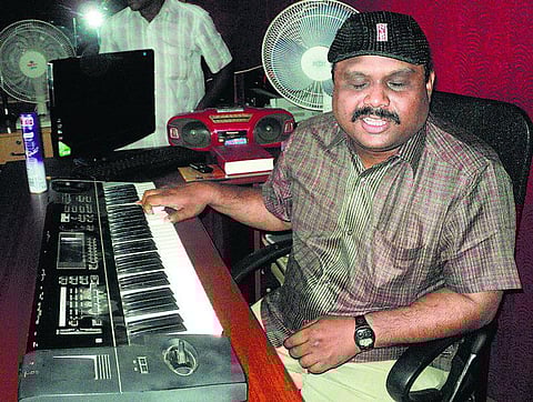 இருட்டுதானே எனக்குத் தெரிந்த ஒரே கலர்- சாதித்துக் காட்டிய கிடியோன் கார்த்திக்