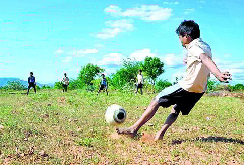 இந்தியா ஏன் எப்போதும் வேடிக்கை பார்க்கிறது?