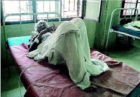 தி இந்து செய்தி எதிரொலி: குப்பைகளின் நடுவே வசித்து வந்த தருமபுரி முதியவர் மீட்பு