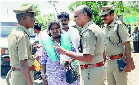 சுபாஷ் பண்ணையார் கூட்டாளிகளை குறிவைத்து வெடிகுண்டு வீச்சு: யாருக்கும் காயமில்லை; 3 பேர் சிக்கினர்
