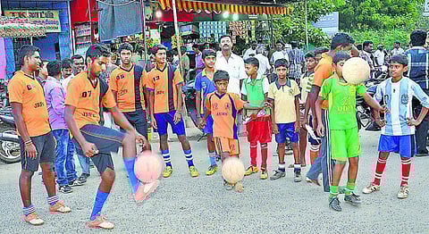 கால்பந்து விளையாட்டை பிரபலப்படுத்த இளைஞர்களின் புதியதொரு முயற்சி: வீதிகளில் விளையாடியபடியே துண்டுப் பிரசுரம் வழங்கினர்