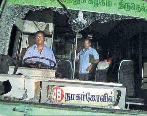 இந்து முன்னணி தலைவர் இறுதி ஊர்வலத்தில் தடியடி: போலீஸ் ஜீப் மீது கல்வீச்சு; 13 பஸ்கள் சேதம்