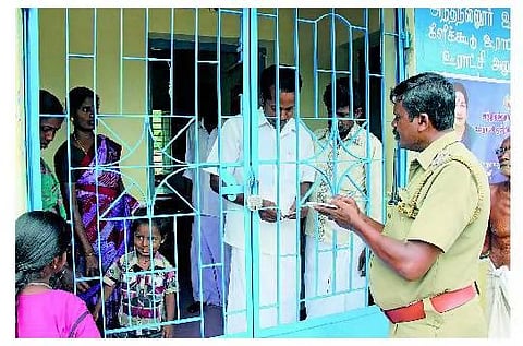 நிதி ஒதுக்கியும் பாலம் கட்டாத ஊராட்சி தலைவர் சிறைப்பிடிப்பு