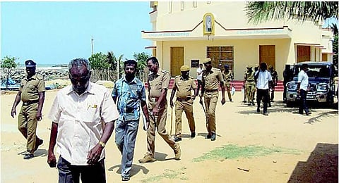 இடிந்தகரையில் சரமாரியாக நாட்டு வெடிகுண்டுகள் வீச்சு: மீனவர்களிடையே மீண்டும் மோதலால் பதற்றம்