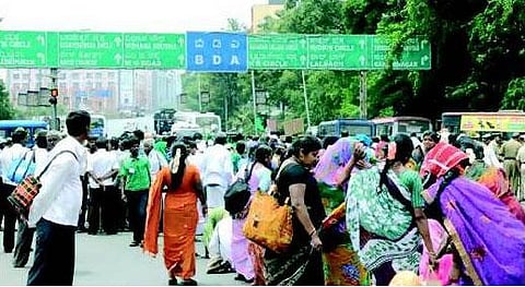 கர்நாடக சட்டசபையை முற்றுகையிட்ட விவசாயிகள்: கரும்பு விலையை உயர்த்த கோரிக்கை