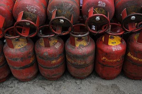 சமையல் எரிவாயு விலையை உயர்த்த மத்திய அரசு பரிசீலனை