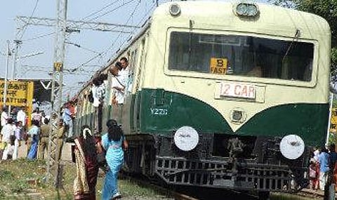 புறநகர் ரயில்களில் கட்டண உயர்வு இல்லை: ரயில்வே அமைச்சகம் அறிவிப்பு