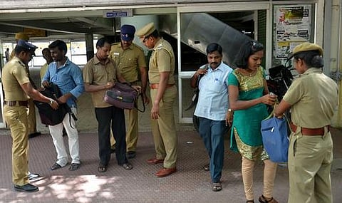 தீவிரவாதிகள் போல ஊடுருவிய 12 பேர் ஆம்லா ஒத்திகையில் சிக்கினர்