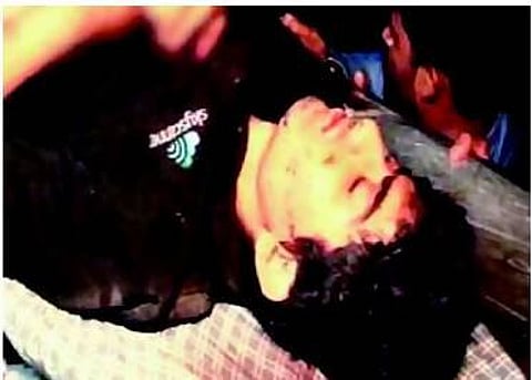 வாழ்க்கை கொடுத்த வாட்ஸ் அப்!- 10 மணி நேர போராட்டத்துக்குப் பின் மலையிலிருந்து இளைஞர் மீட்பு