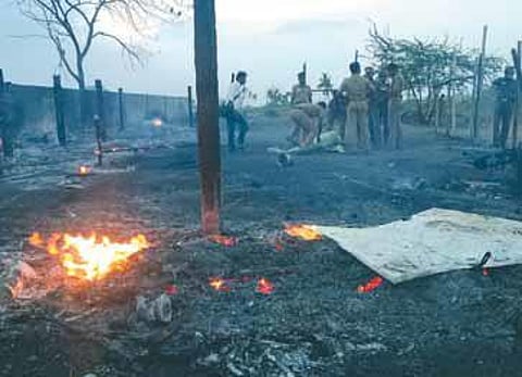 அனுமதி பெறாத கருந்திரி ஆலையில் தீ: 3 பேர் பலி