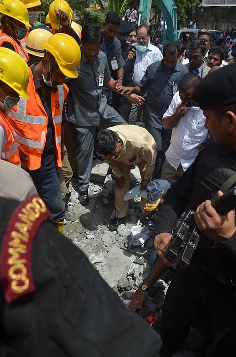 மவுலிவாக்கம் மீட்புப் பணி மந்தம்: நேரில் பார்வையிட்ட ஆந்திர முதல்வர் கவலை