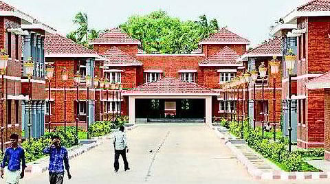 1,000 பக்தர்கள் தங்கும் வசதியுடன் ஸ்ரீரங்கம் யாத்திரிகர் நிவாஸ்: முதல்வர் ஜெயலலிதா திறந்து வைத்தார்