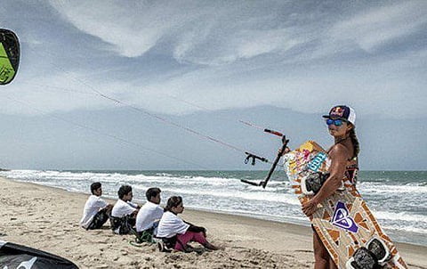 அலைச்சறுக்கு விளையாட்டு பிரியர்களை கவர்ந்திழுக்கும் ராமேசுவரம் தீவு: மீனவ இளைஞர்கள் வாழ்வும் உயரும்