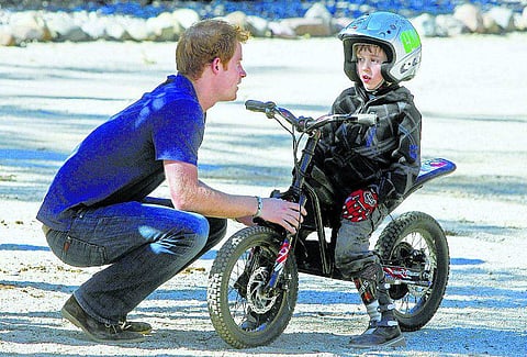 சிலியில் குழந்தைகளுடன் பிரிட்டன் இளவரசர் ஹாரி