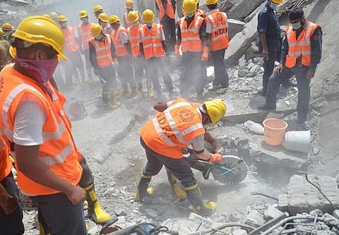 மவுலிவாக்கம் கட்டிட விபத்து - துர்நாற்றத்தால் அவதி: மீட்பு படையினருக்கு மாஸ்க்