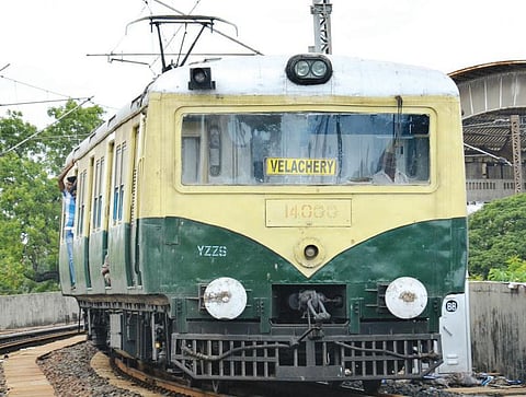 புறநகர் ரயிலில் 80 கி.மீ. கட்டணம் பயணிகளுக்கு அதிகாரி விளக்கம்