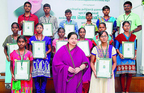 தேர்வில் முதலிடம்: 42 பேருக்கு முதல்வர் ரூ.11 லட்சம் பரிசு: தமிழை பாடமாக கொண்டு 10, பிளஸ் 2 படித்தவர்கள்