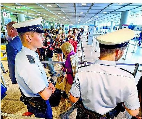 தீவிரவாத அச்சுறுத்தல் எதிரொலி ஐரோப்பிய விமான நிலையங்களில் கூடுதல் பாதுகாப்பு