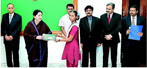 28.5 லட்சம் மாணவர்களுக்கு இலவச பஸ் பாஸ்: முதல்வர் ஜெயலலிதா தொடங்கி வைத்தார்