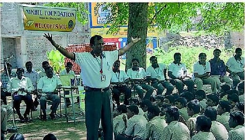 97 ஆயிரம் குழந்தைகளுக்கு தன்னம்பிக்கைப் பயிற்சி: விபத்தில் இறந்த மகன் பெயரில் தந்தையின் சேவை