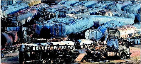 தலிபான் தாக்குதலில் கருகிய டேங்கர் லாரிகள்: நேட்டோ படைக்கு எரிபொருள் சப்ளையை தடுக்க சதி