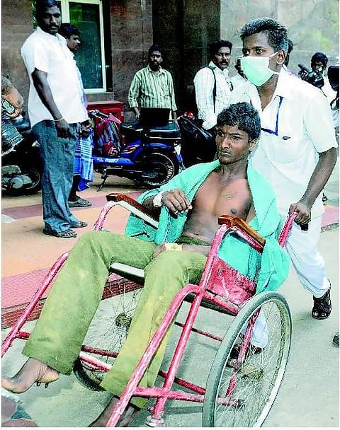 இடிபாடுகளை தன் மீது தாங்கி என் உயிரை காப்பாற்றிய தந்தை: உயிர் பிழைத்த மகன் கண்ணீர் பேட்டி